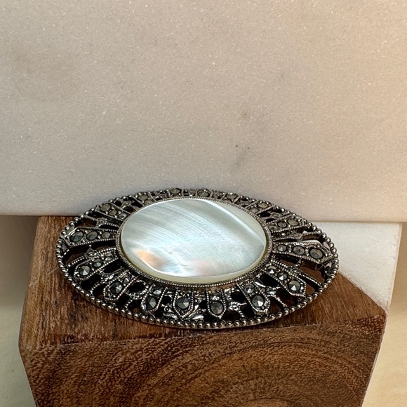 Vintage Estate Silver Tone and Mother of Pearl Brooch Lot B51 - Picture 7 of 7